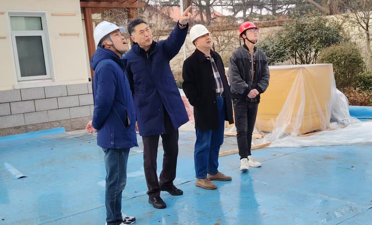 青島市政協(xié)秘書長朱鐵一視察日照路1號危房及基礎(chǔ)設(shè)施修繕工程